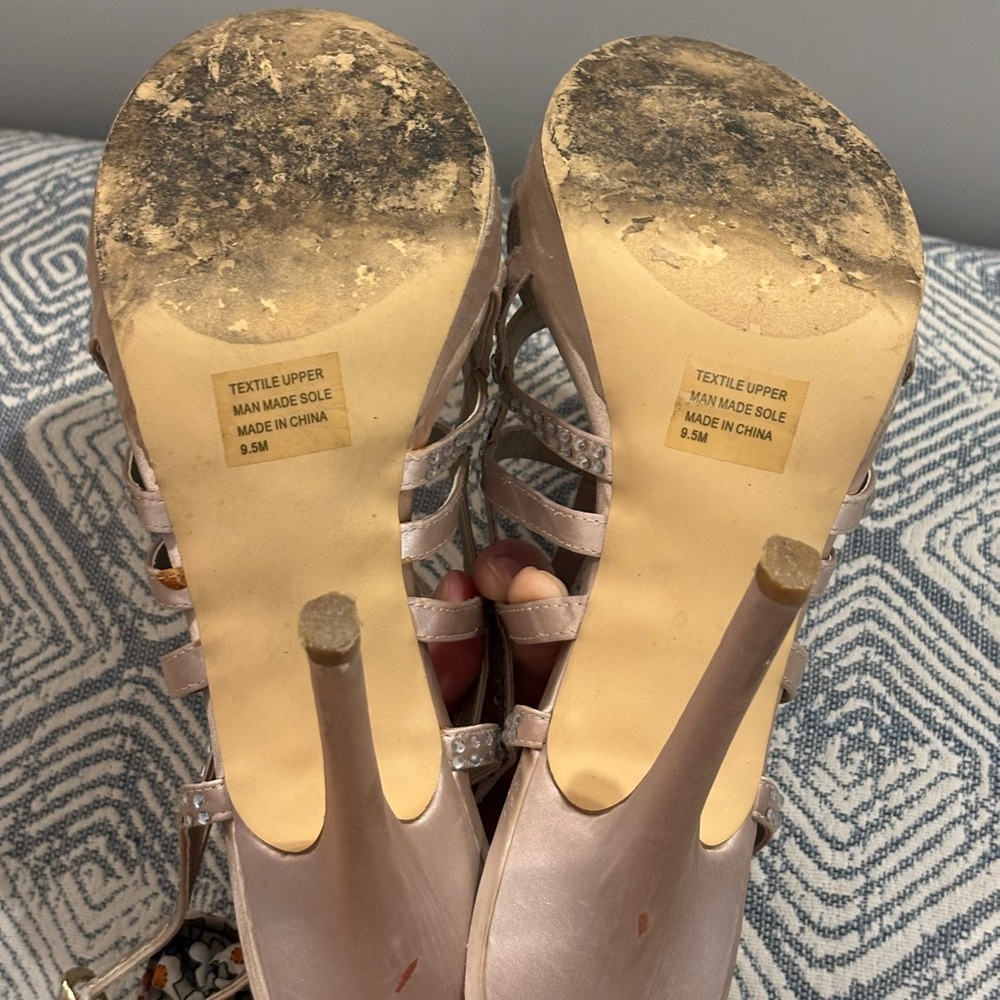 Audrey Brooke Elegant Champagne Strappy Sandals Crystal Embellishments Size 9.5 - Picture 5 of 5